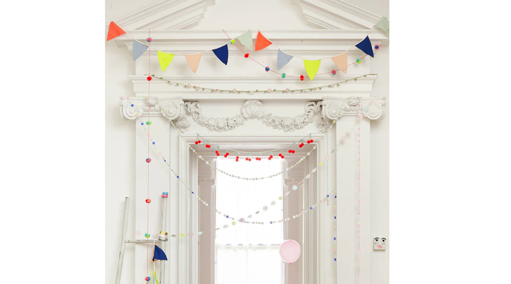 שרשרת דגלונים צבעוניים ארוגים מכותנה - meri meri