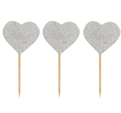 לב כסף נוצץ על קיסם