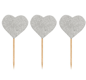 לב כסף נוצץ על קיסם