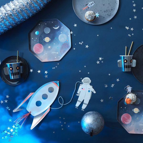 כוסות רובוט כסופות תלת־ממדיות – קישוט מושלם למסיבת חלל ורובוטים