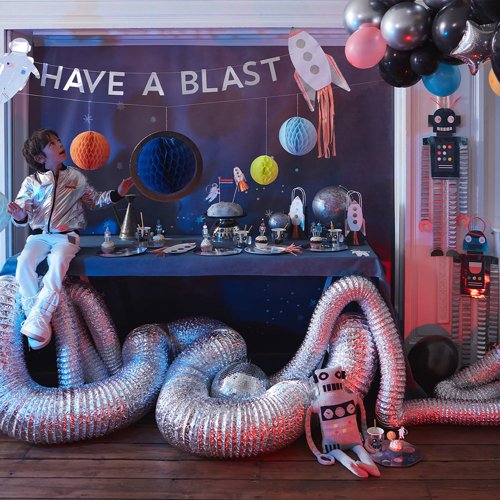 כוסות רובוט כסופות תלת־ממדיות – קישוט מושלם למסיבת חלל ורובוטים