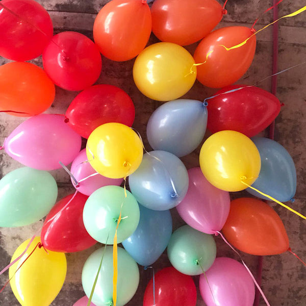 עשרה בלונים צבעוניים