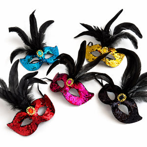 מסכות פייאטים צבעוניות עם נוצה