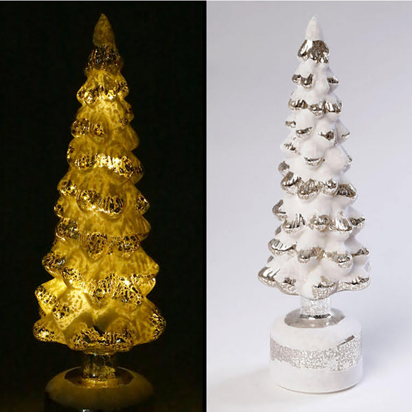 עץ אשוח מושלג מאיר ומסתובב