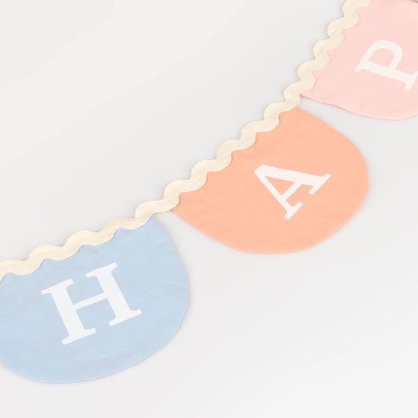 גרילנדת בד Happy Birthday צבעונית – קישוט יום הולדת רב־פעמי| MERI MERI