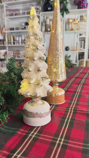 עץ אשוח מושלג מאיר ומסתובב