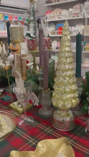 עץ אשוח לקריסמס מסתובב ומאיר