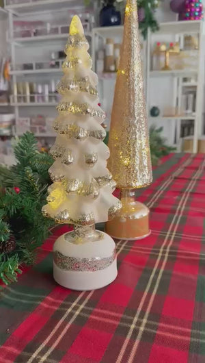 עץ אשוח מושלג מאיר ומסתובב